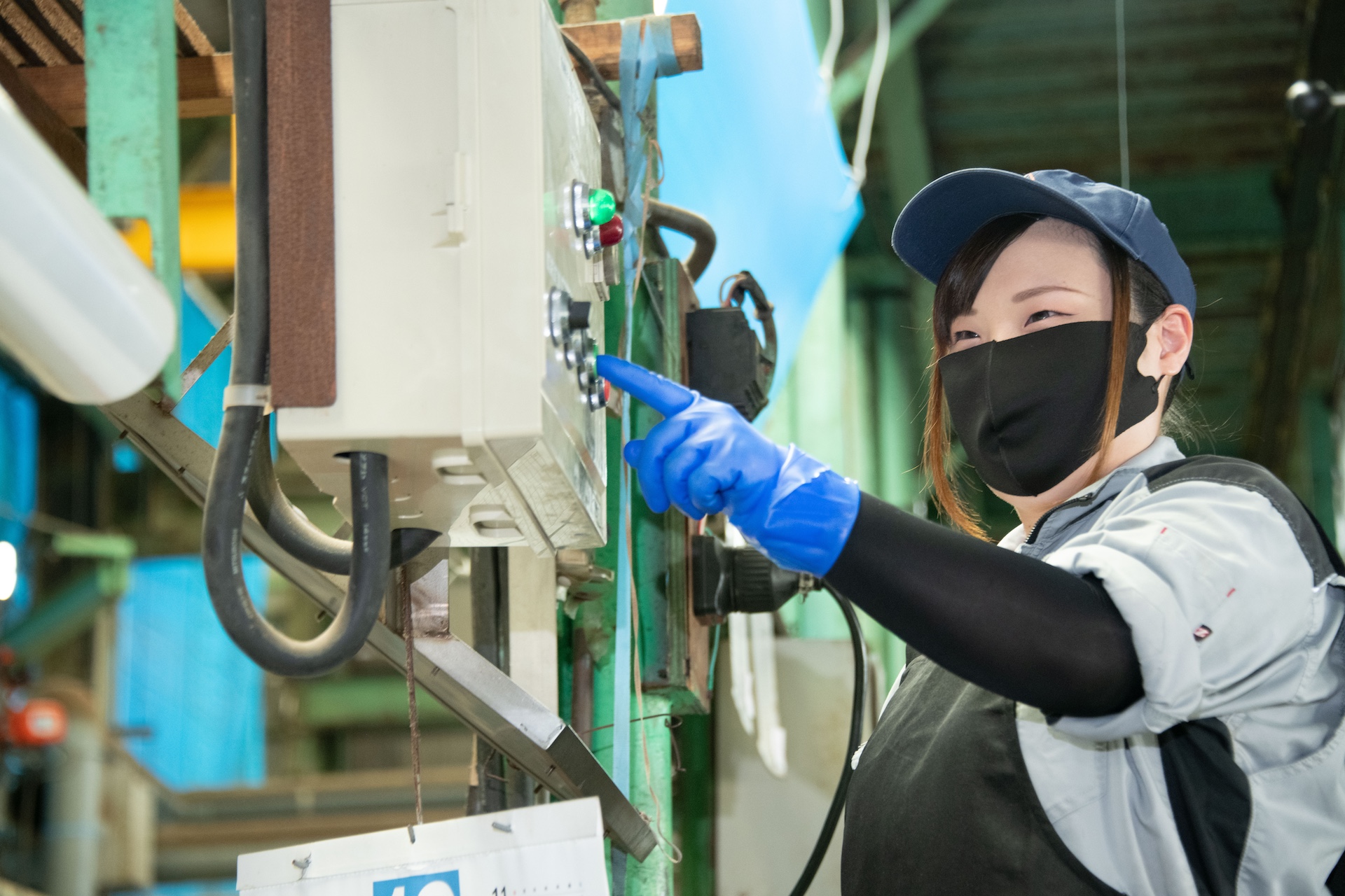 光沢を生み出す機械オペレーター