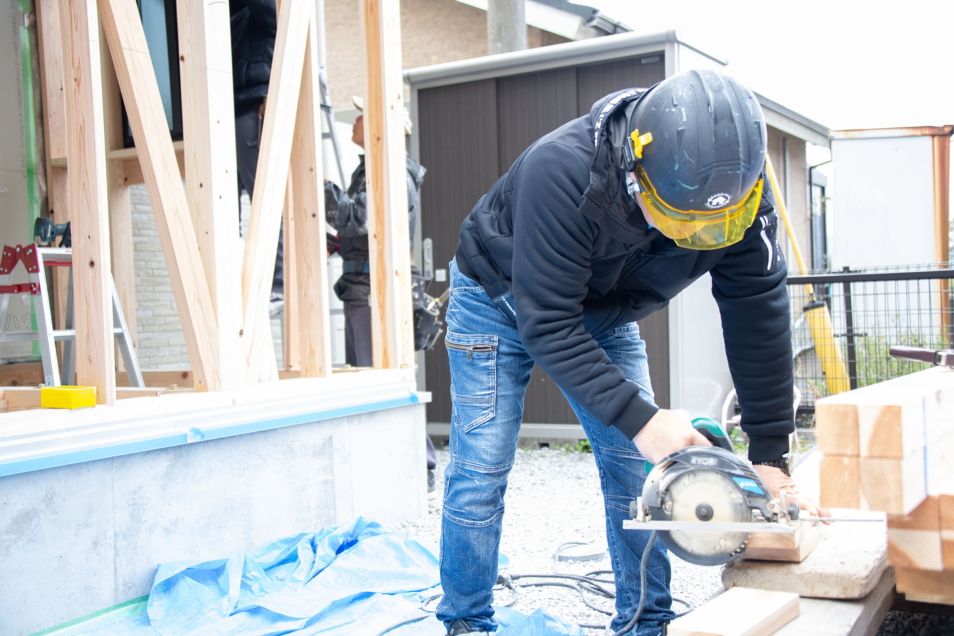 まずは先輩大工のサポートからスタート