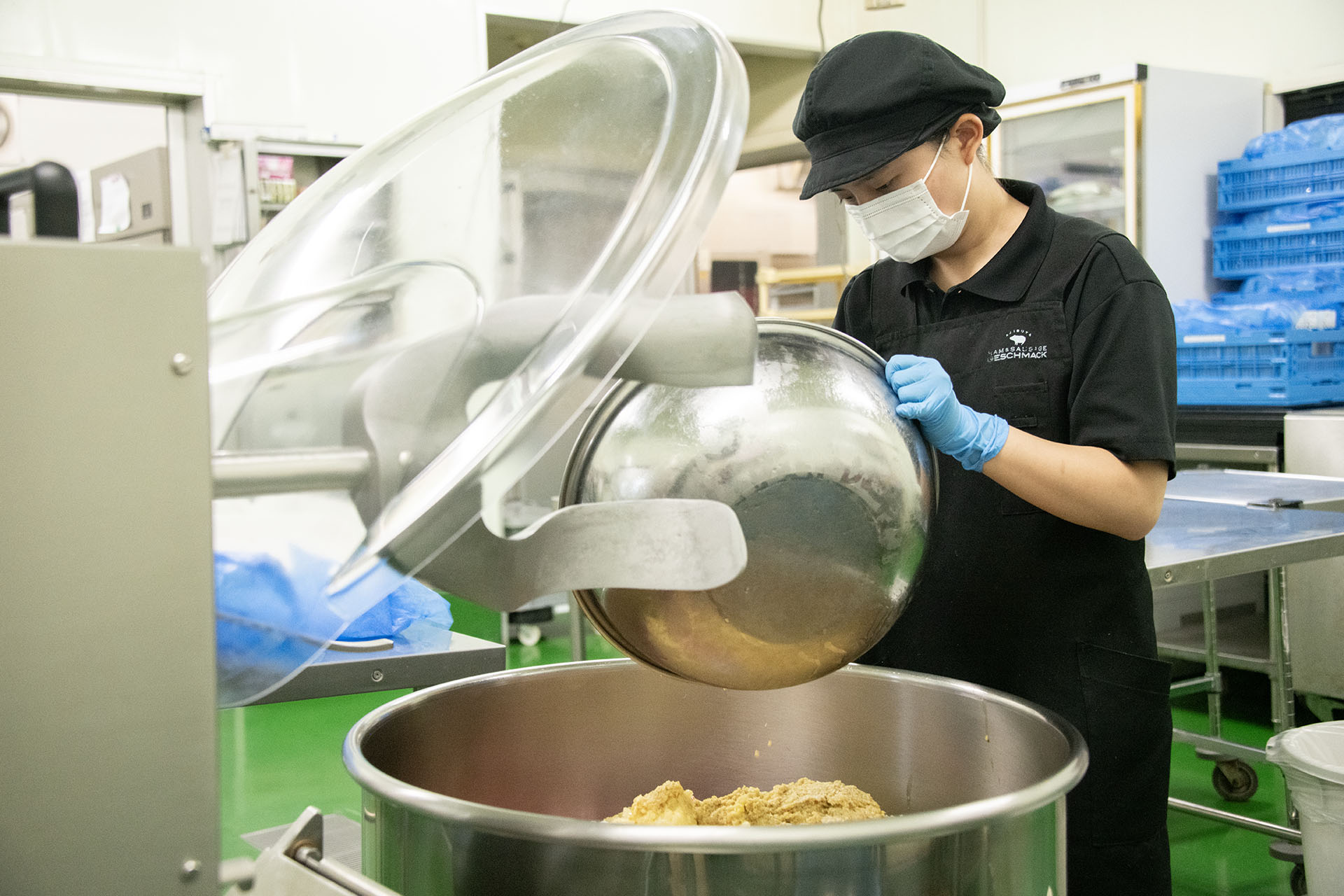 町を代表する精肉・総菜販売店　店頭販売から卸業まで