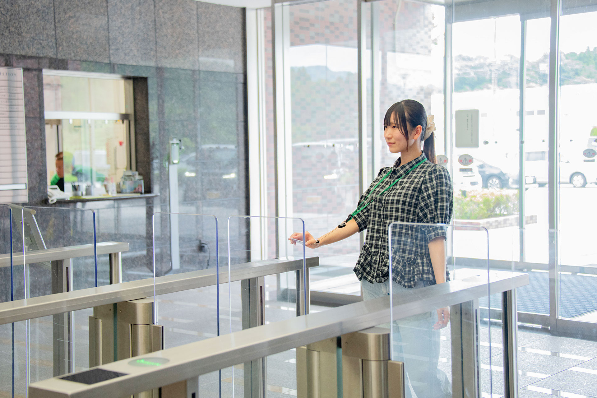社員証をかざして、扉の向こうへ