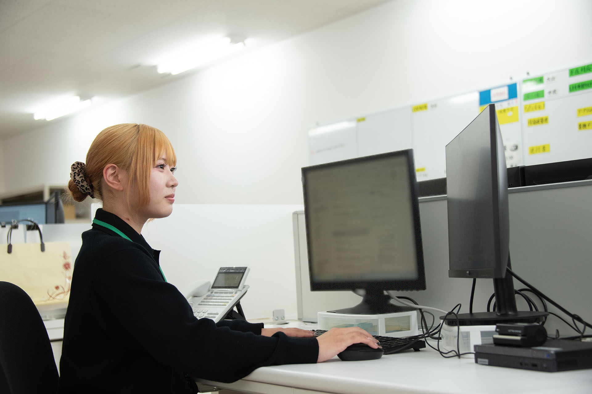 サイト管理やメールでの問い合わせ対応を行う事務業務
