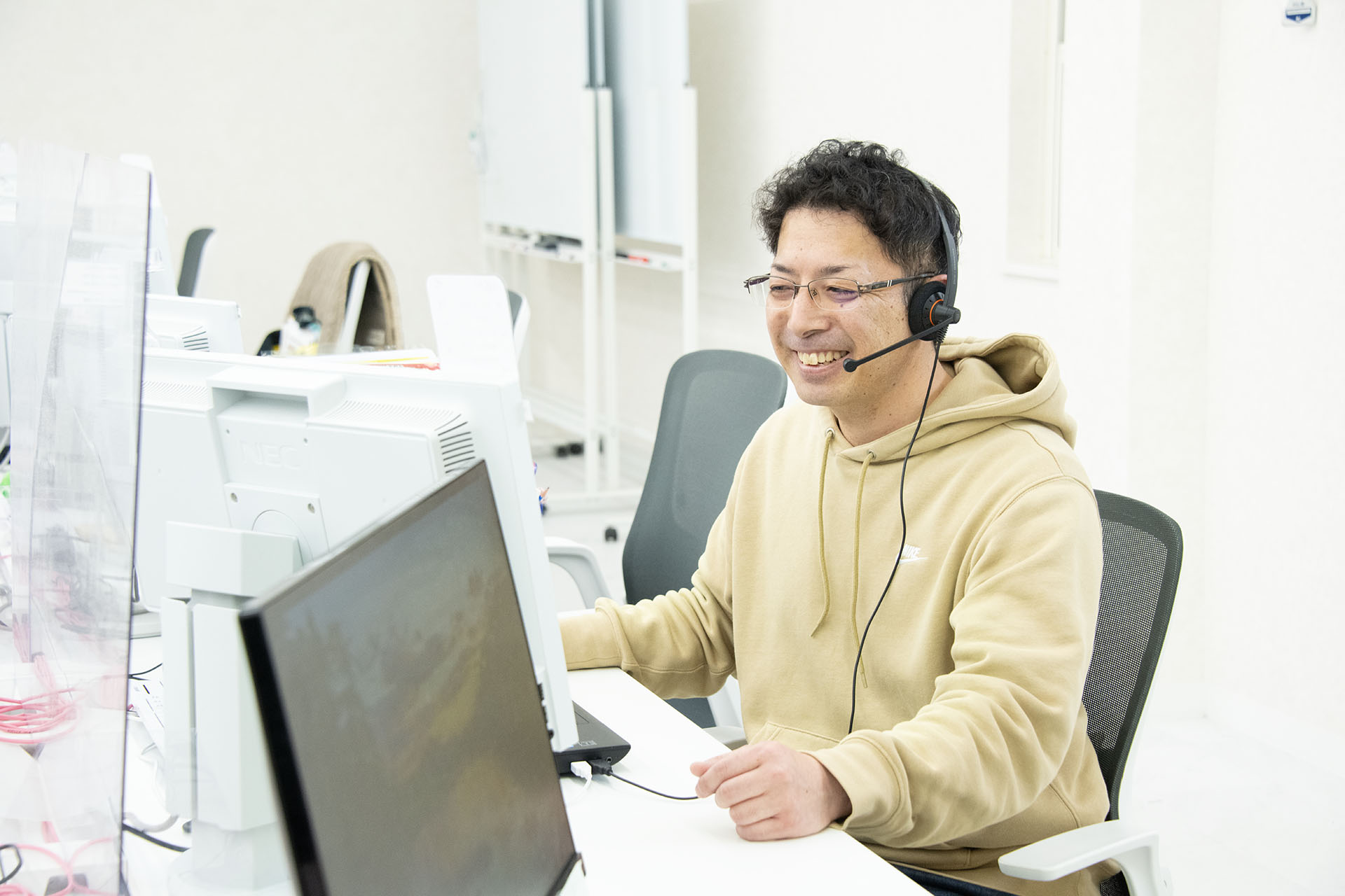 苦手意識のあった電話応対を克服し、活躍するスタッフ