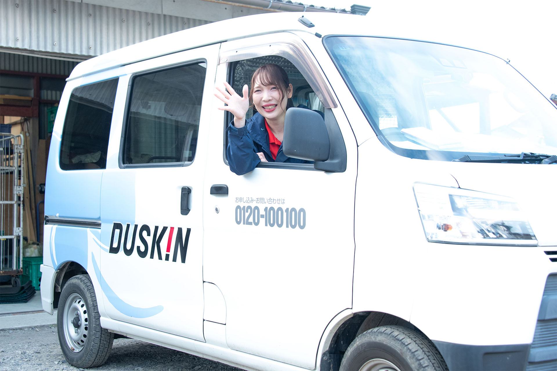 「いってきます」と笑顔で出発！清掃用品の交換へ