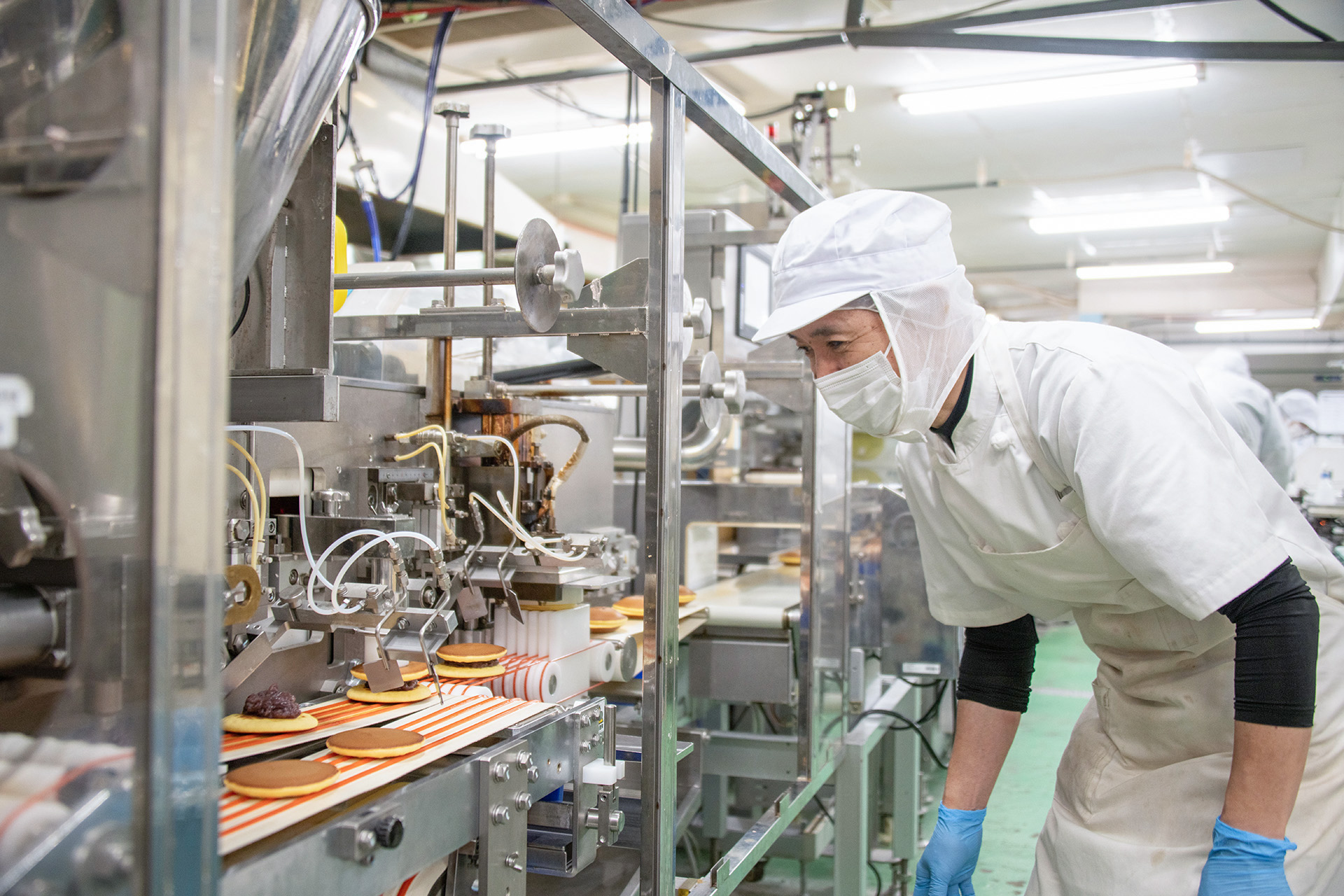 勤務歴40年の部長が伝える菓子作りの技術