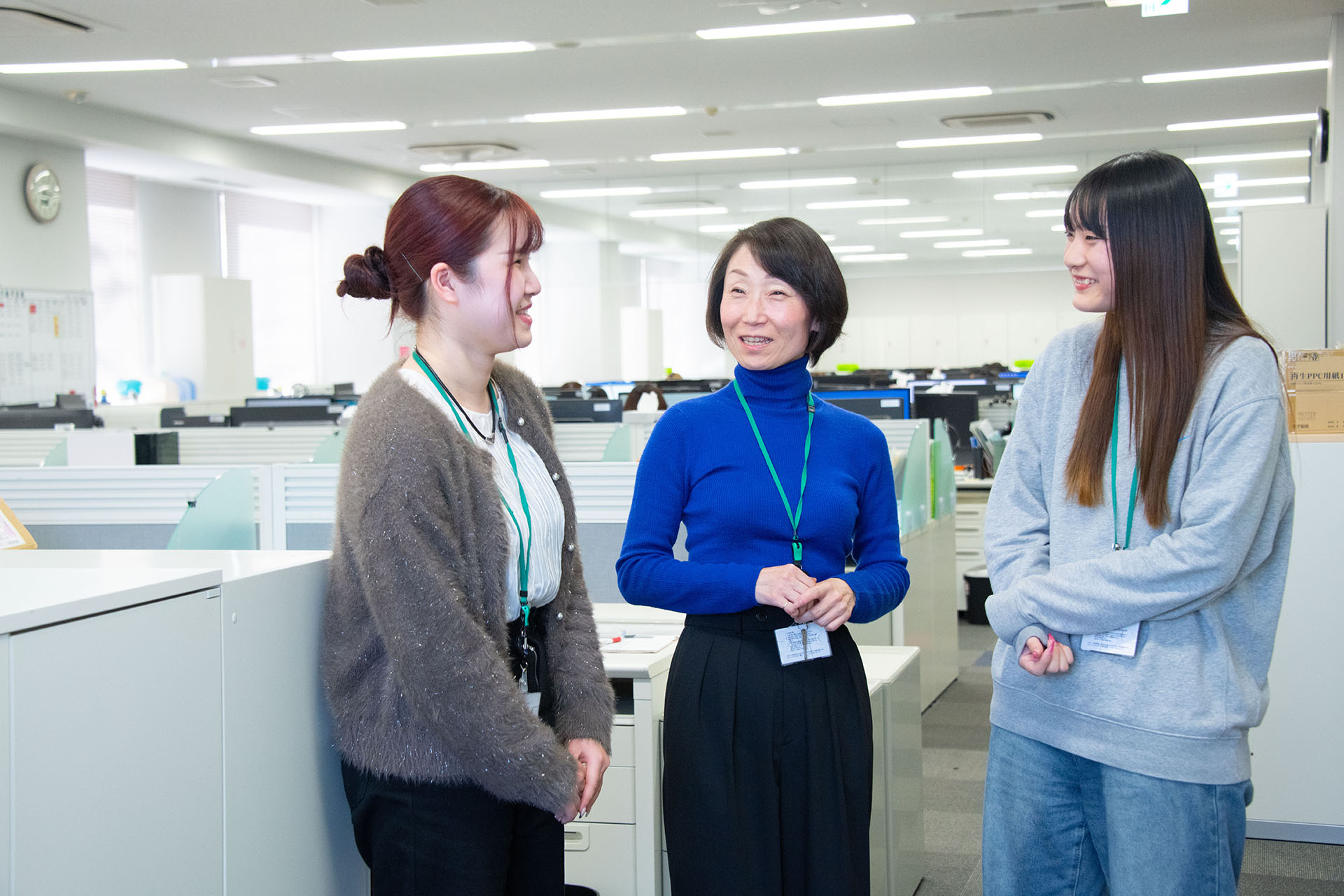 黙々、だけじゃない。声を掛け合いながら進める業務