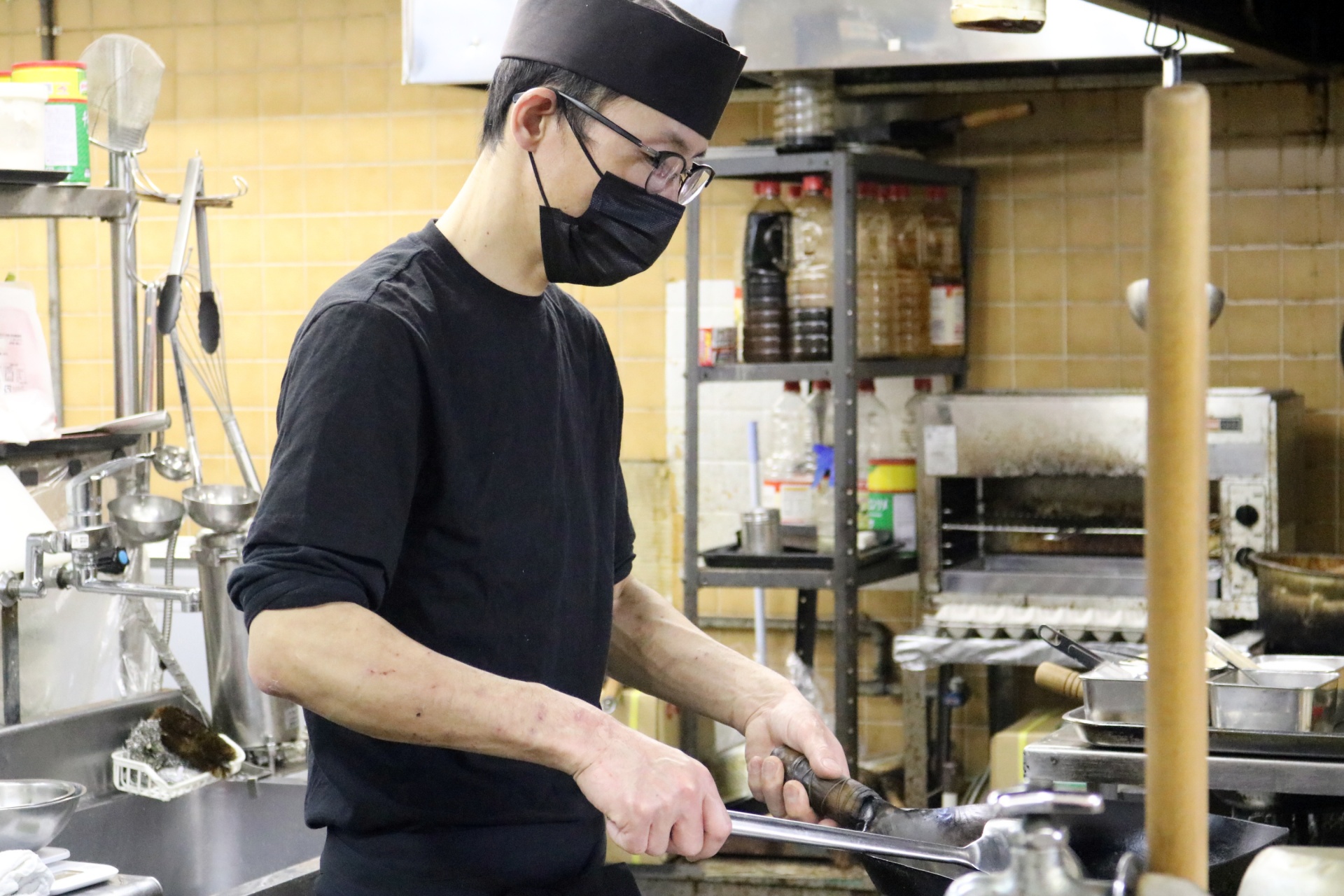 仕入れから下処理、料理を一から学べる環境