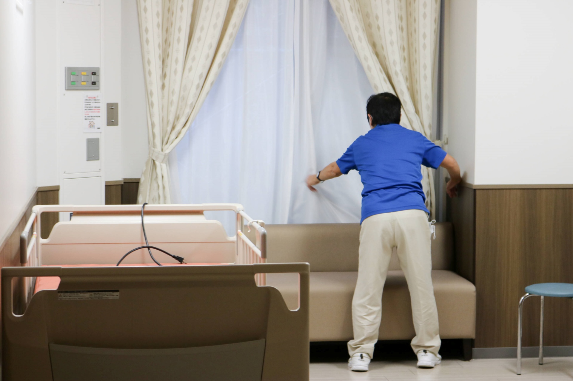 病室や院内通路の清掃…大きなお家のお掃除をイメージ