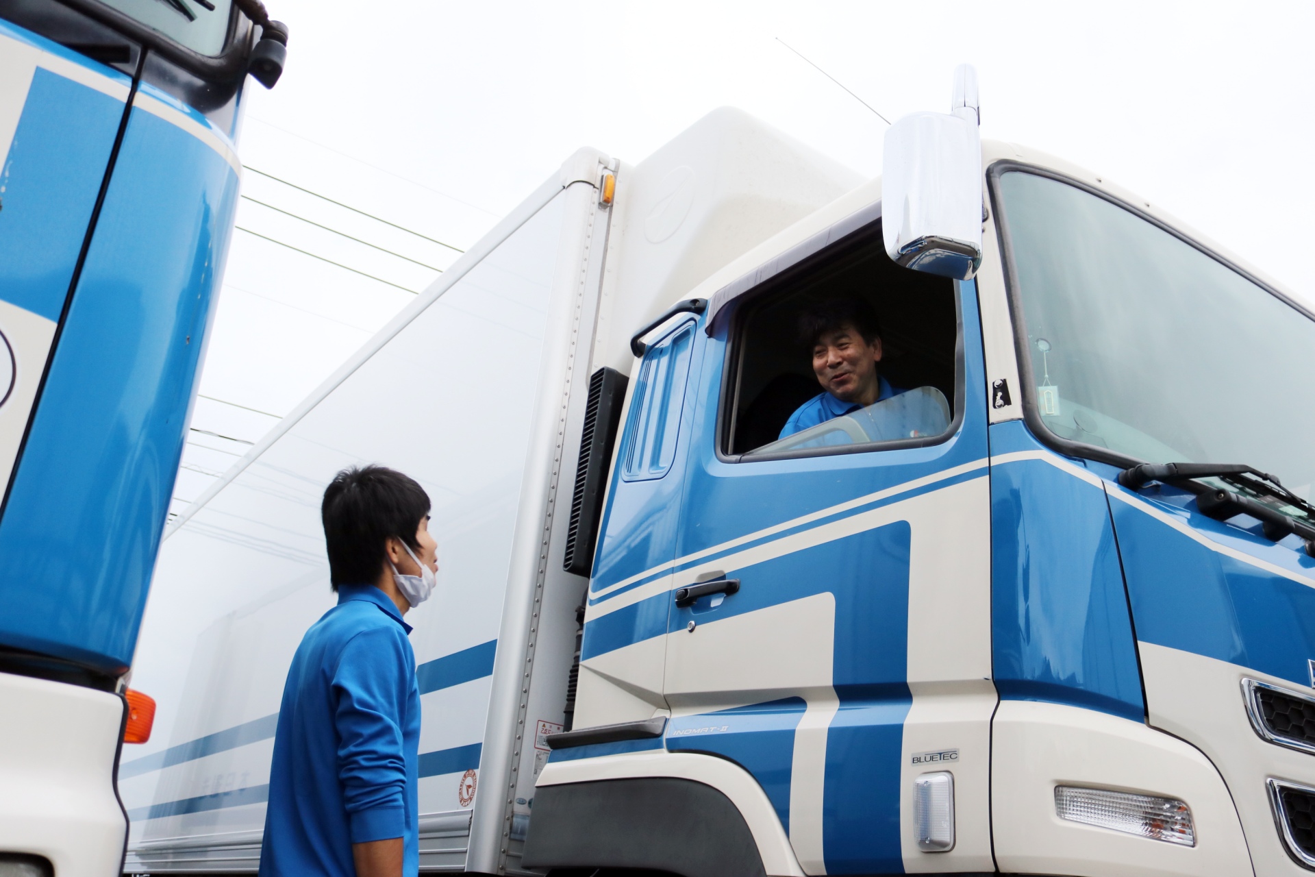 １台のトラックを分業して積荷を準備する連携プレー