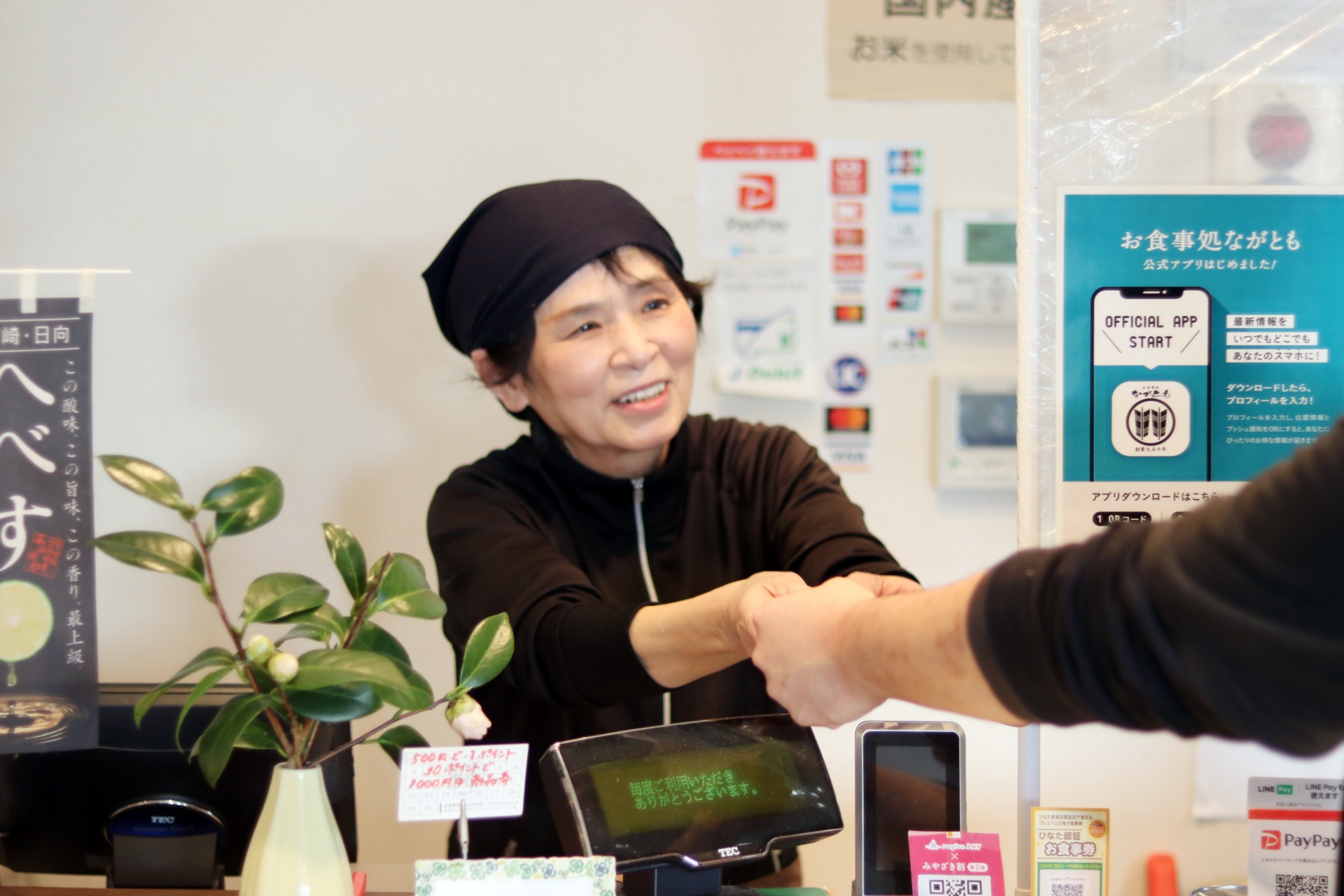 接客、レジ、オーダー受け、配膳、片付け…