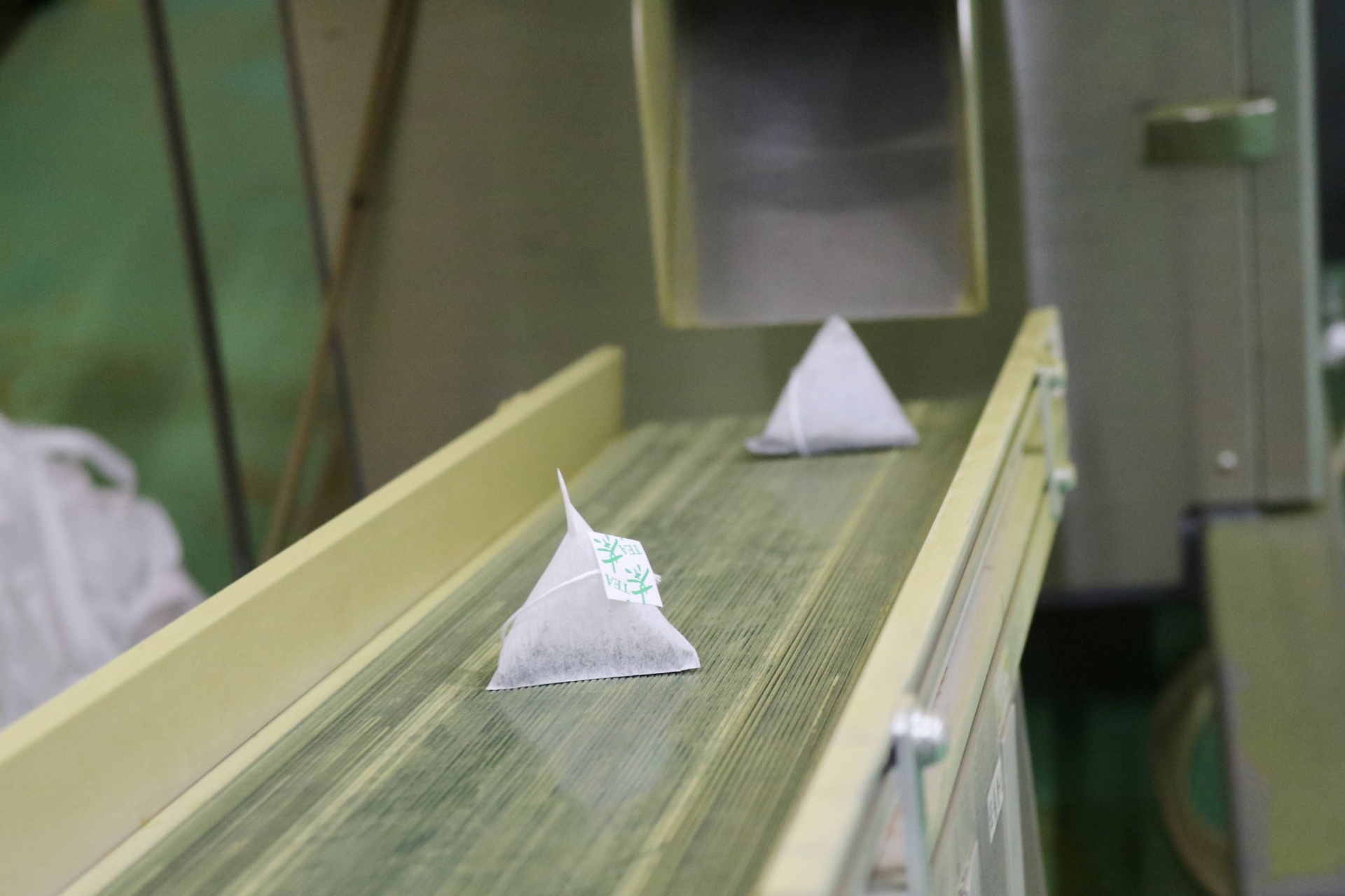 機械化された加工工程を見守り、メンテナンスもします