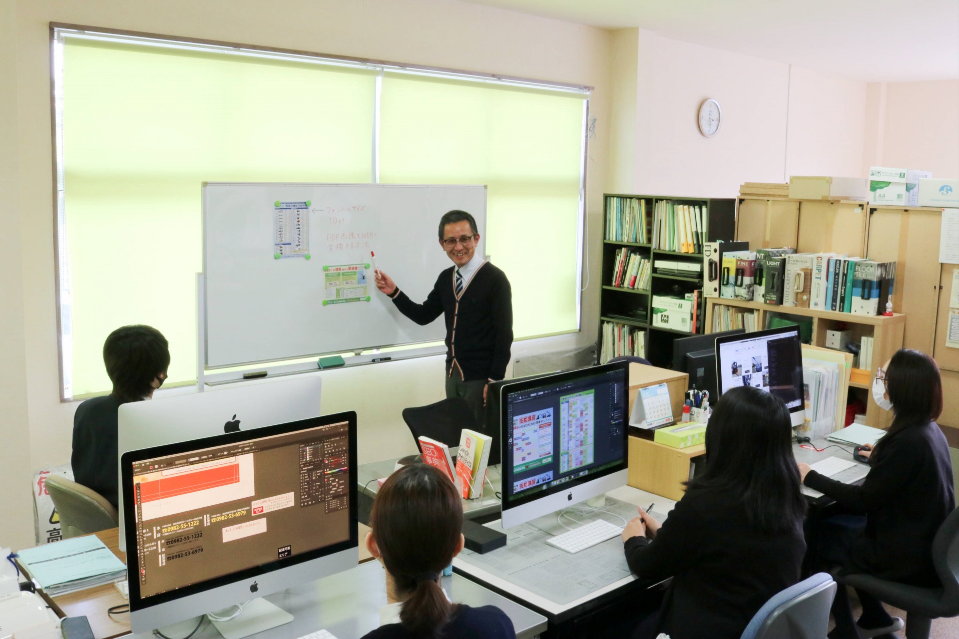 学校の「講師・先生」の様な存在をイメージして下さい