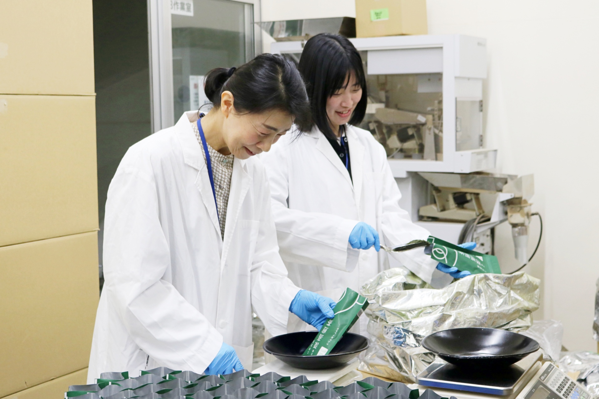 機械化された加工工程を見守り、メンテナンスもします